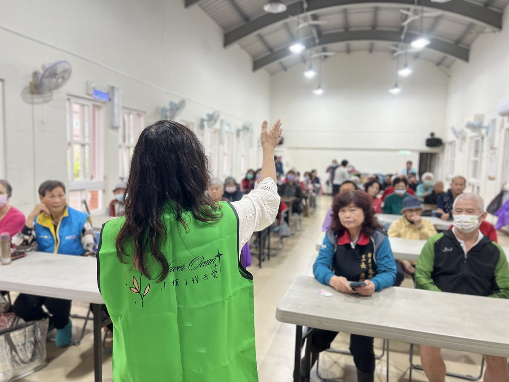 指尖下的溫柔 「植得去愛」團隊陪淡水油車里長輩蝶古巴特DIY  拼貼一個屬於自己的美好 @欣蒂愛玩 旅遊美食地圖