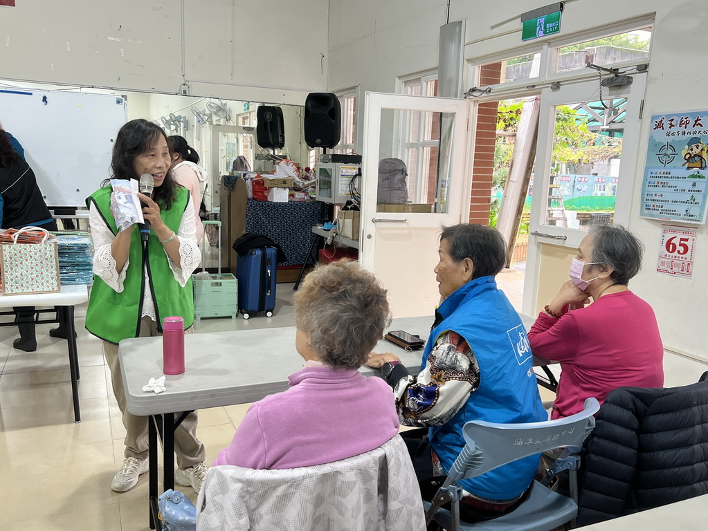 指尖下的溫柔 「植得去愛」團隊陪淡水油車里長輩蝶古巴特DIY  拼貼一個屬於自己的美好 @欣蒂愛玩 旅遊美食地圖