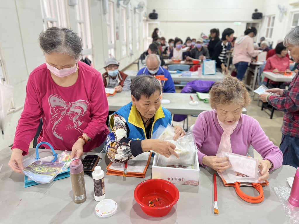 指尖下的溫柔 「植得去愛」團隊陪淡水油車里長輩蝶古巴特DIY  拼貼一個屬於自己的美好 @欣蒂愛玩 旅遊美食地圖