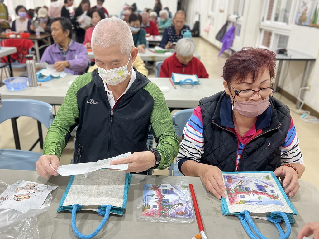 指尖下的溫柔 「植得去愛」團隊陪淡水油車里長輩蝶古巴特DIY  拼貼一個屬於自己的美好 @欣蒂愛玩 旅遊美食地圖