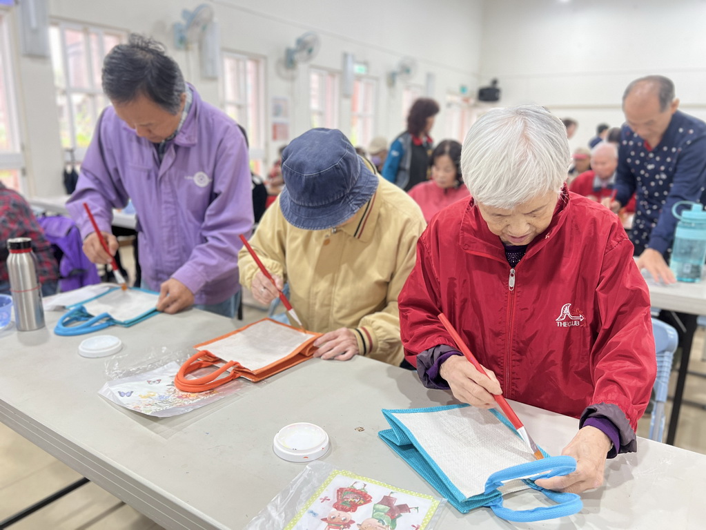 指尖下的溫柔 「植得去愛」團隊陪淡水油車里長輩蝶古巴特DIY  拼貼一個屬於自己的美好 @欣蒂愛玩 旅遊美食地圖