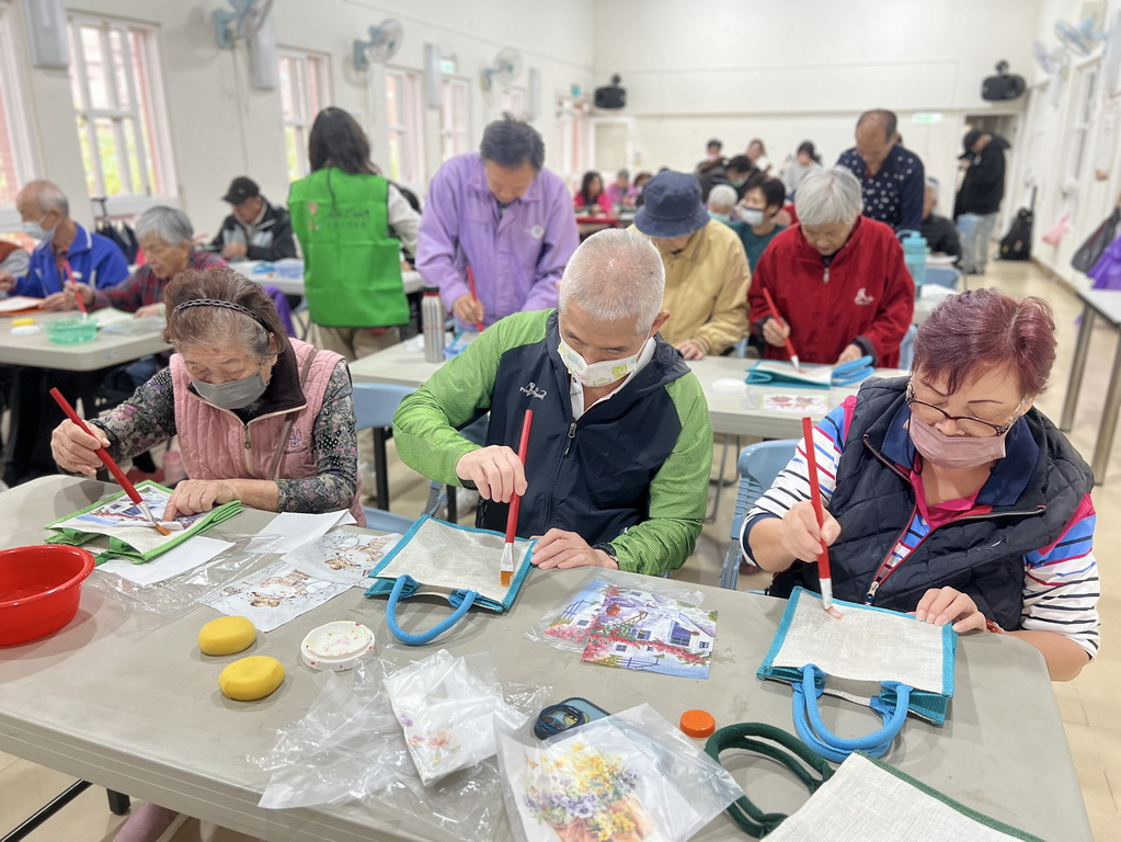 指尖下的溫柔 「植得去愛」團隊陪淡水油車里長輩蝶古巴特DIY  拼貼一個屬於自己的美好 @欣蒂愛玩 旅遊美食地圖