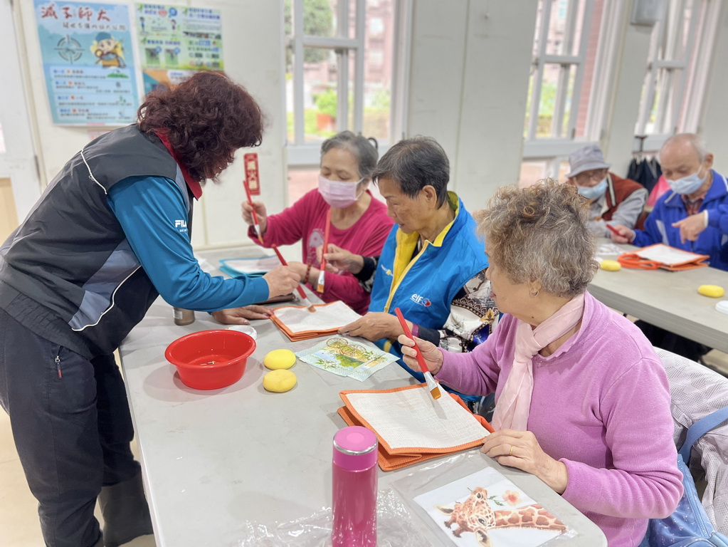 指尖下的溫柔 「植得去愛」團隊陪淡水油車里長輩蝶古巴特DIY  拼貼一個屬於自己的美好 @欣蒂愛玩 旅遊美食地圖