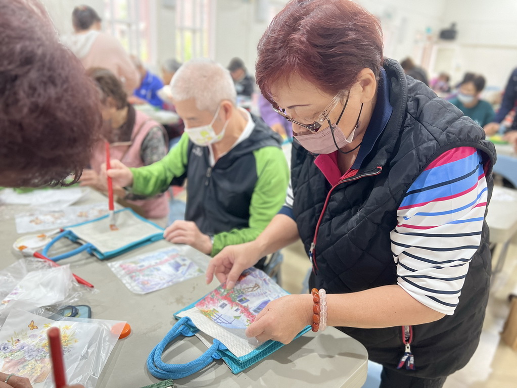 指尖下的溫柔 「植得去愛」團隊陪淡水油車里長輩蝶古巴特DIY  拼貼一個屬於自己的美好 @欣蒂愛玩 旅遊美食地圖