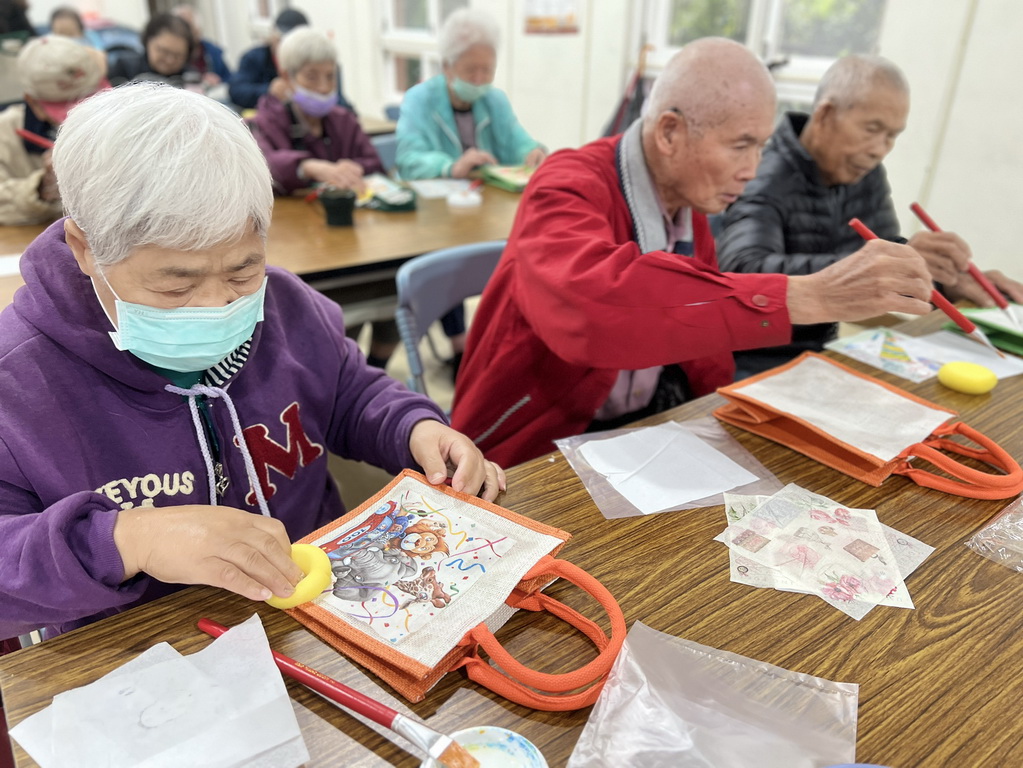 指尖下的溫柔 「植得去愛」團隊陪淡水油車里長輩蝶古巴特DIY  拼貼一個屬於自己的美好 @欣蒂愛玩 旅遊美食地圖