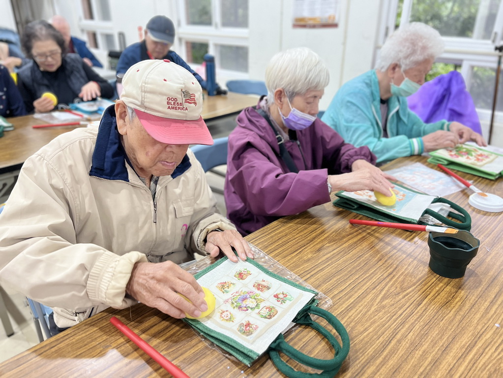 指尖下的溫柔 「植得去愛」團隊陪淡水油車里長輩蝶古巴特DIY  拼貼一個屬於自己的美好 @欣蒂愛玩 旅遊美食地圖