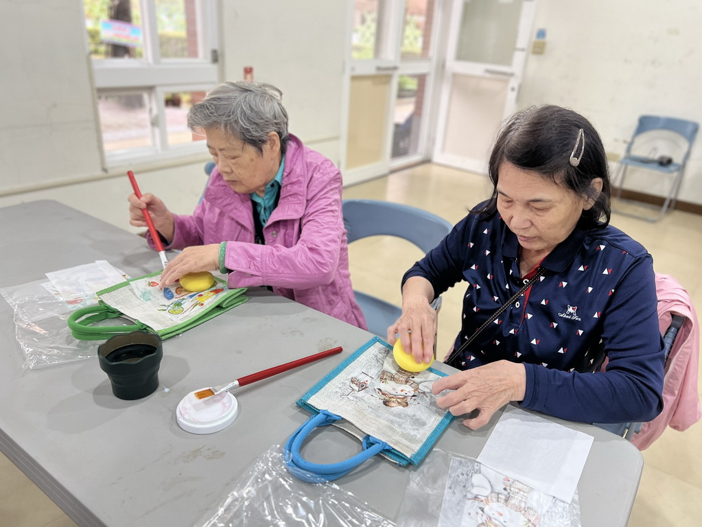 指尖下的溫柔 「植得去愛」團隊陪淡水油車里長輩蝶古巴特DIY  拼貼一個屬於自己的美好 @欣蒂愛玩 旅遊美食地圖