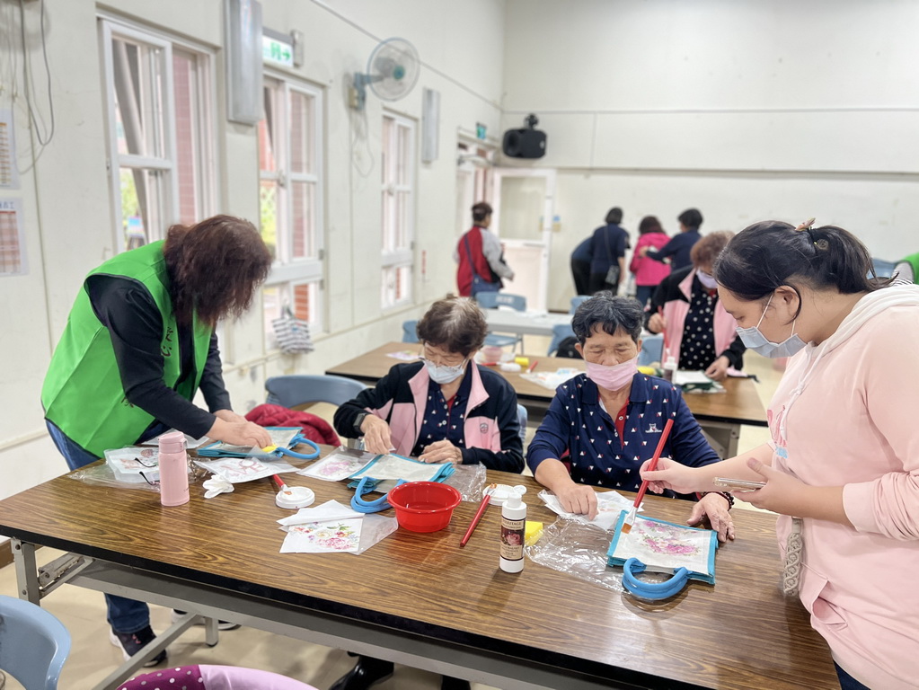 指尖下的溫柔 「植得去愛」團隊陪淡水油車里長輩蝶古巴特DIY  拼貼一個屬於自己的美好 @欣蒂愛玩 旅遊美食地圖