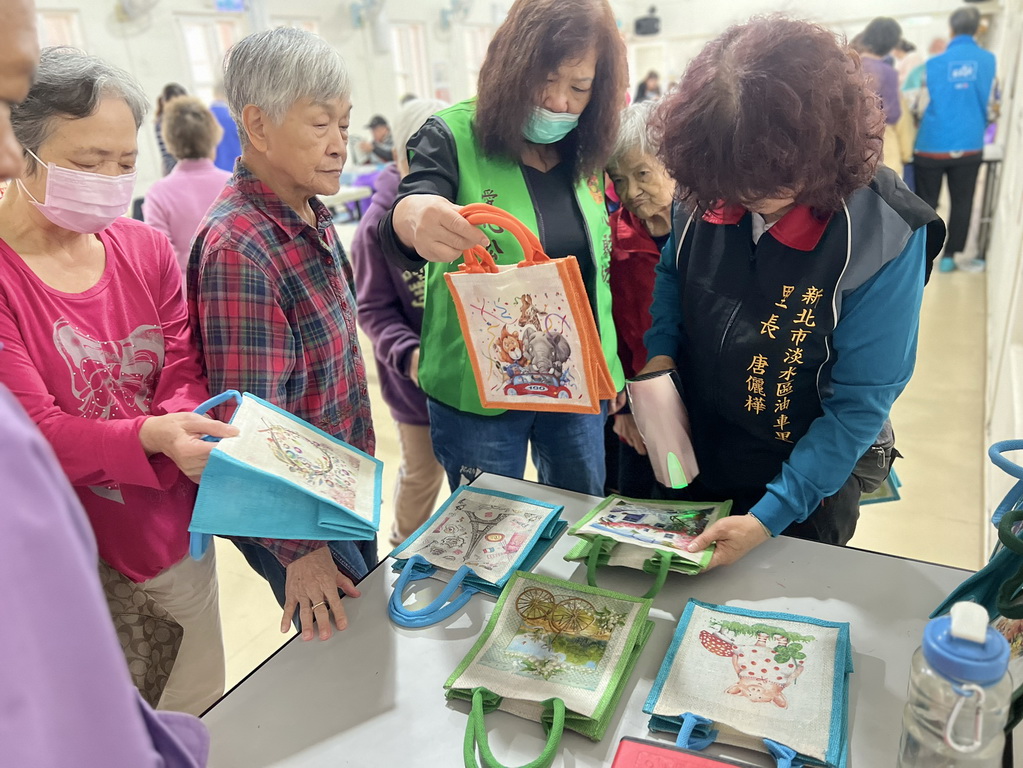 指尖下的溫柔 「植得去愛」團隊陪淡水油車里長輩蝶古巴特DIY  拼貼一個屬於自己的美好 @欣蒂愛玩 旅遊美食地圖