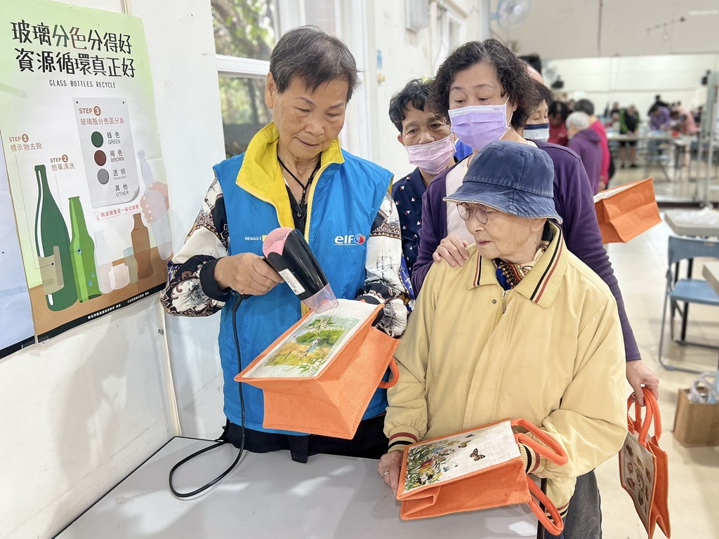 指尖下的溫柔 「植得去愛」團隊陪淡水油車里長輩蝶古巴特DIY  拼貼一個屬於自己的美好 @欣蒂愛玩 旅遊美食地圖