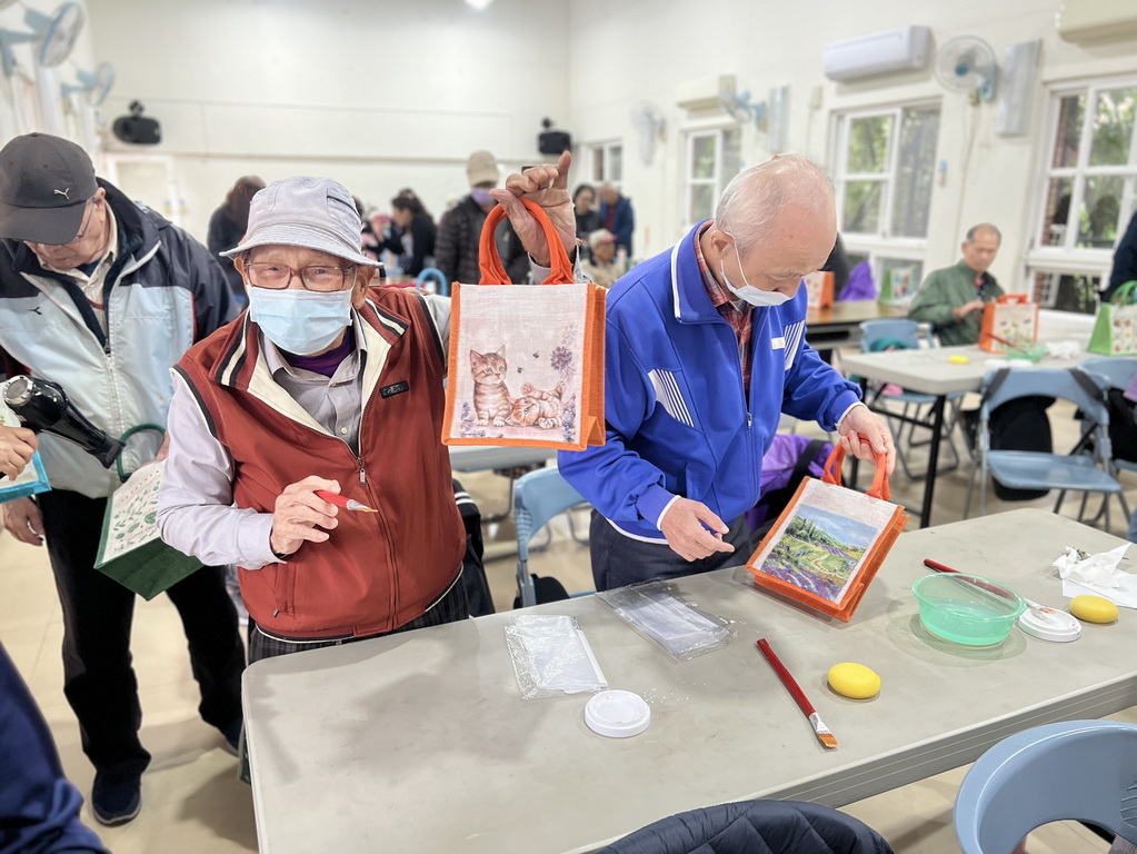 指尖下的溫柔 「植得去愛」團隊陪淡水油車里長輩蝶古巴特DIY  拼貼一個屬於自己的美好 @欣蒂愛玩 旅遊美食地圖