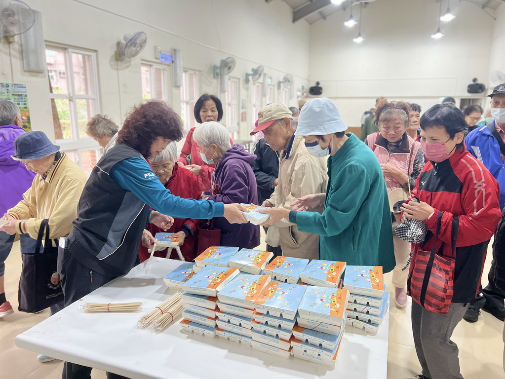 指尖下的溫柔 「植得去愛」團隊陪淡水油車里長輩蝶古巴特DIY  拼貼一個屬於自己的美好 @欣蒂愛玩 旅遊美食地圖