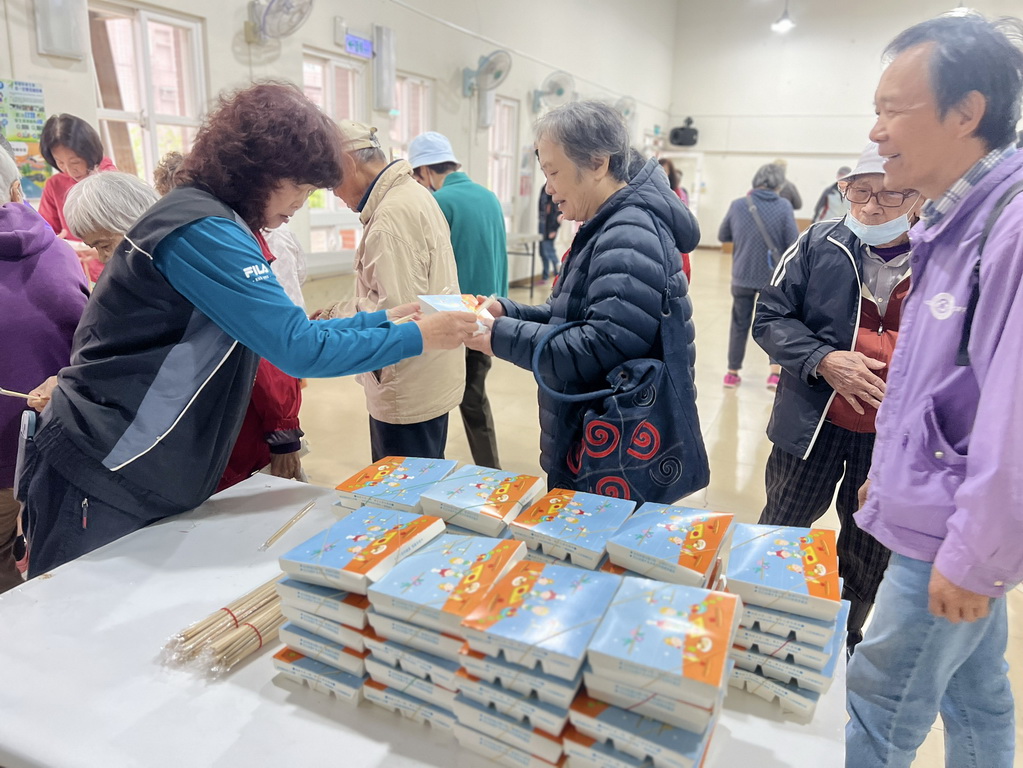 指尖下的溫柔 「植得去愛」團隊陪淡水油車里長輩蝶古巴特DIY  拼貼一個屬於自己的美好 @欣蒂愛玩 旅遊美食地圖