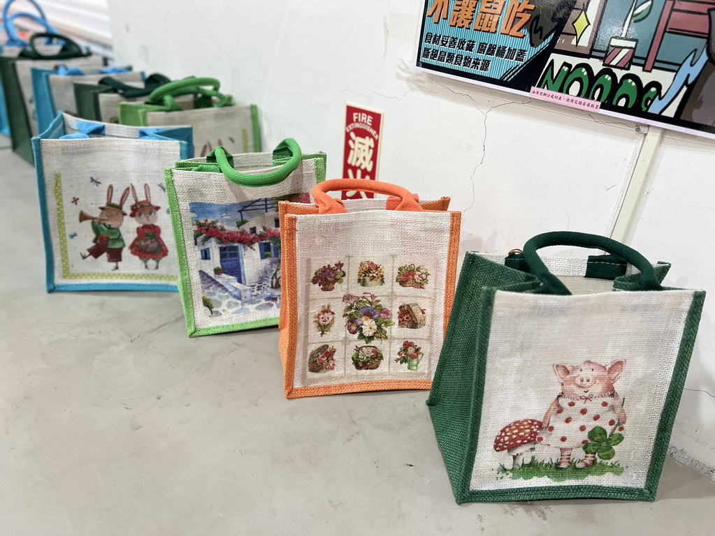 指尖下的溫柔 「植得去愛」團隊陪淡水油車里長輩蝶古巴特DIY  拼貼一個屬於自己的美好 @欣蒂愛玩 旅遊美食地圖