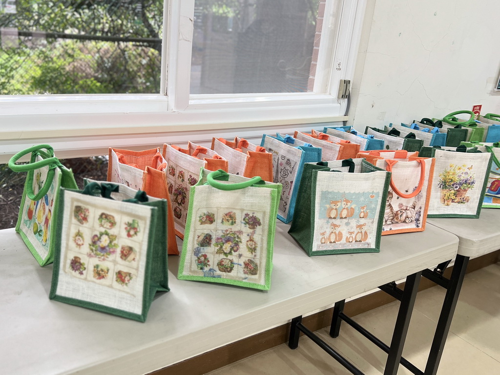 指尖下的溫柔 「植得去愛」團隊陪淡水油車里長輩蝶古巴特DIY  拼貼一個屬於自己的美好 @欣蒂愛玩 旅遊美食地圖