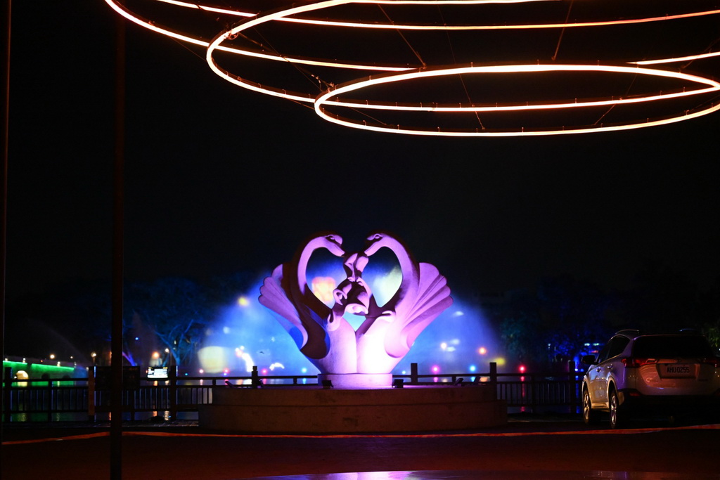 【台南〡旅遊】夜晚會發光的夢境入口 新營天鵝湖公園「2026 新營波光節・光之夢」 @欣蒂愛玩 旅遊美食地圖 【台南〡旅遊】夜晚會發光的夢境入口 新營天鵝湖公園「2026 新營波光節・光之夢」 @欣蒂愛玩 旅遊美食地圖