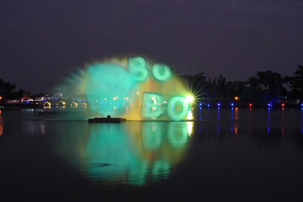 【台南〡旅遊】夜晚會發光的夢境入口 新營天鵝湖公園「2026 新營波光節・光之夢」 @欣蒂愛玩 旅遊美食地圖 【台南〡旅遊】夜晚會發光的夢境入口 新營天鵝湖公園「2026 新營波光節・光之夢」 @欣蒂愛玩 旅遊美食地圖