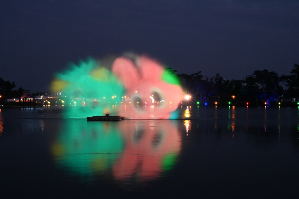 【台南〡旅遊】夜晚會發光的夢境入口 新營天鵝湖公園「2026 新營波光節・光之夢」 @欣蒂愛玩 旅遊美食地圖 【台南〡旅遊】夜晚會發光的夢境入口 新營天鵝湖公園「2026 新營波光節・光之夢」 @欣蒂愛玩 旅遊美食地圖