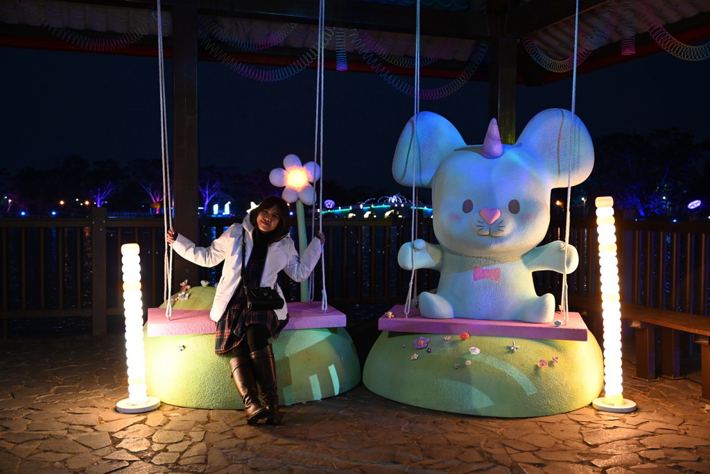 【台南〡旅遊】夜晚會發光的夢境入口 新營天鵝湖公園「2026 新營波光節・光之夢」 @欣蒂愛玩 旅遊美食地圖 【台南〡旅遊】夜晚會發光的夢境入口 新營天鵝湖公園「2026 新營波光節・光之夢」 @欣蒂愛玩 旅遊美食地圖