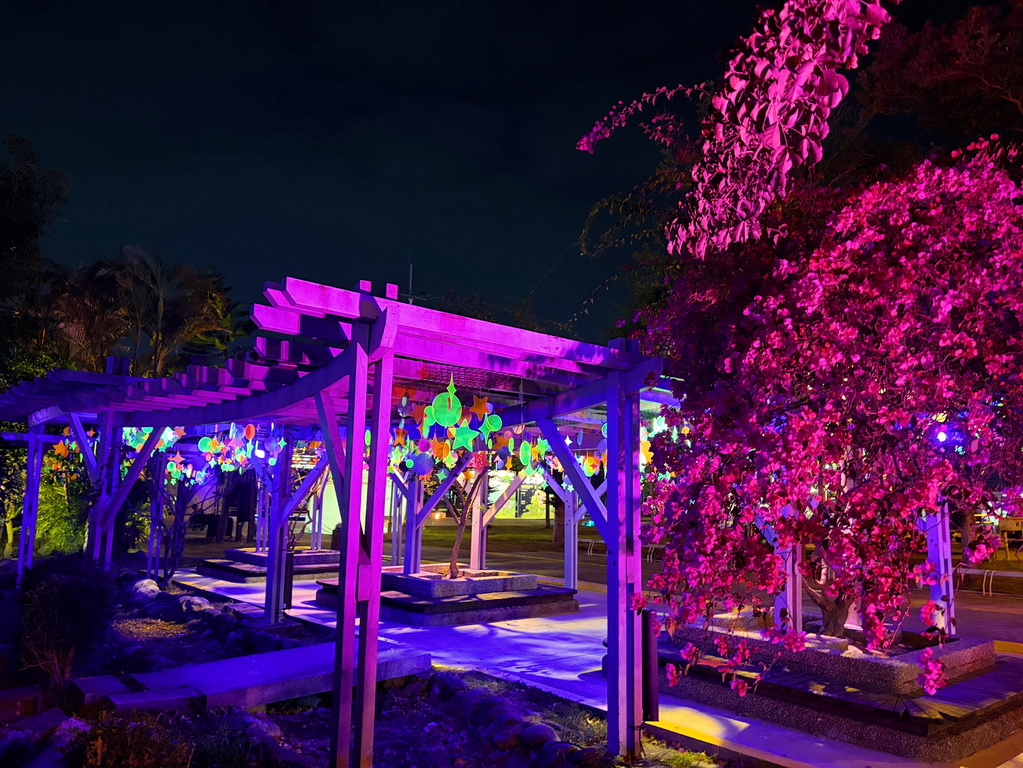 【台南〡旅遊】夜晚會發光的夢境入口 新營天鵝湖公園「2026 新營波光節・光之夢」 @欣蒂愛玩 旅遊美食地圖 【台南〡旅遊】夜晚會發光的夢境入口 新營天鵝湖公園「2026 新營波光節・光之夢」 @欣蒂愛玩 旅遊美食地圖