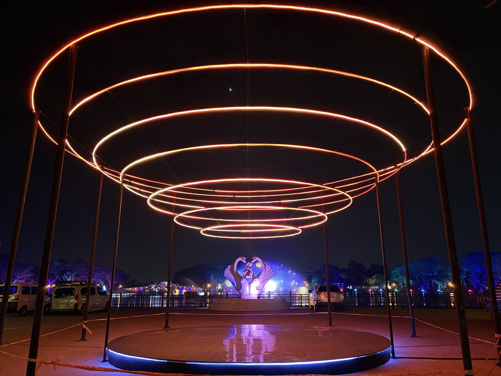 【台南〡旅遊】夜晚會發光的夢境入口 新營天鵝湖公園「2026 新營波光節・光之夢」 @欣蒂愛玩 旅遊美食地圖 【台南〡旅遊】夜晚會發光的夢境入口 新營天鵝湖公園「2026 新營波光節・光之夢」 @欣蒂愛玩 旅遊美食地圖