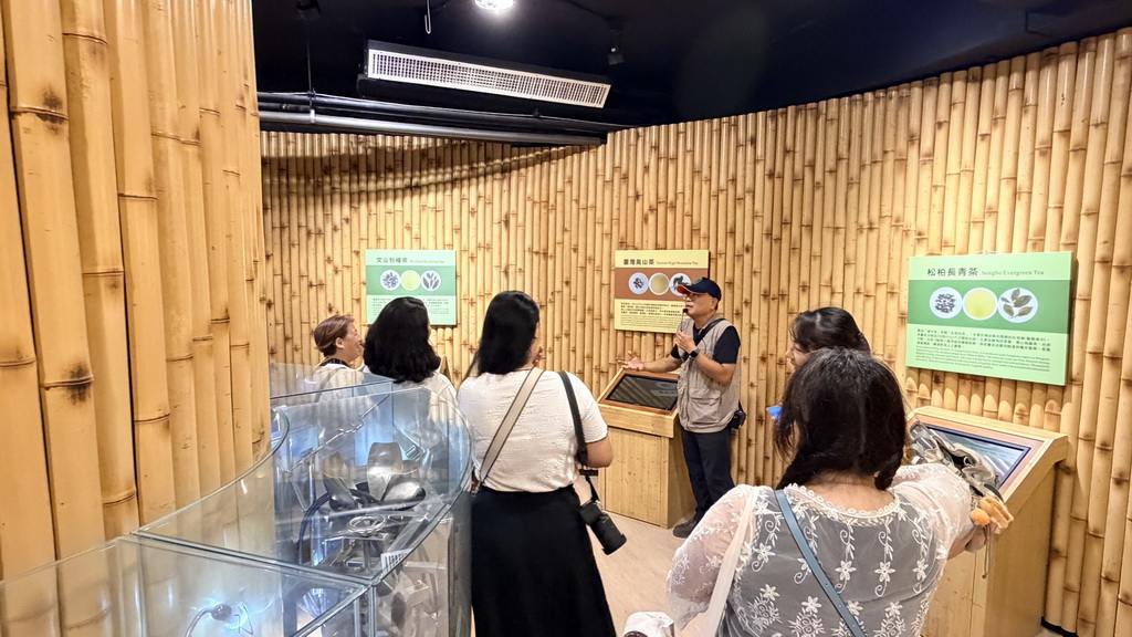 鹿谷一日遊走進茶鄉！從採茶、竹林到茶席，玩出山城慢旅行 @欣蒂愛玩 旅遊美食地圖